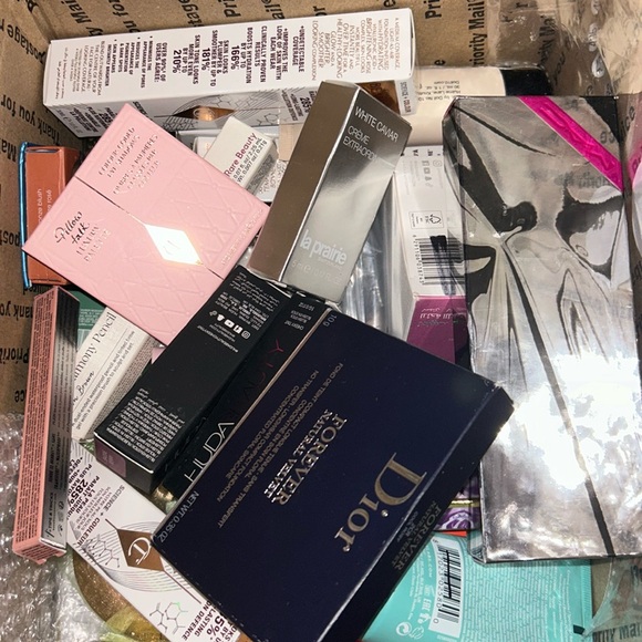 💕🫶🏽HIGH END MYSTERY BEAUTY BOX makeup and more!! - Picture 2 of 16